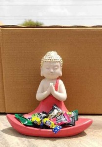 Handcrafted Polyresin Praying Buddha Statue For Showpiece